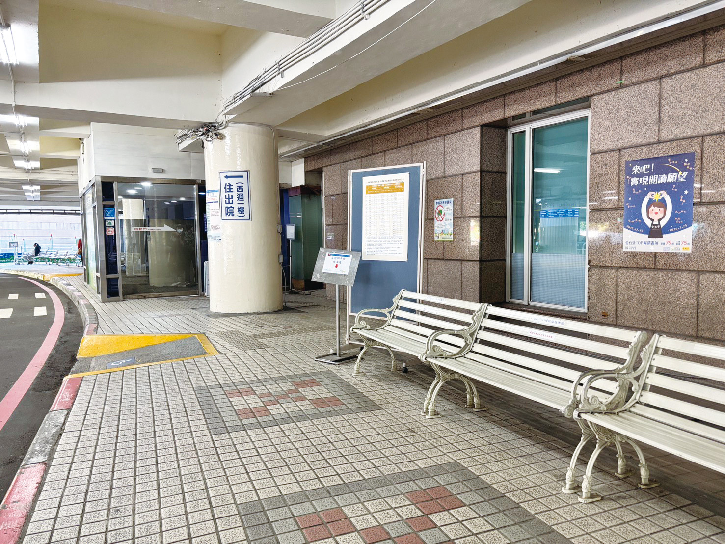 內湖院區乘車處位於住出院櫃台出口左側通往門診方向候車區